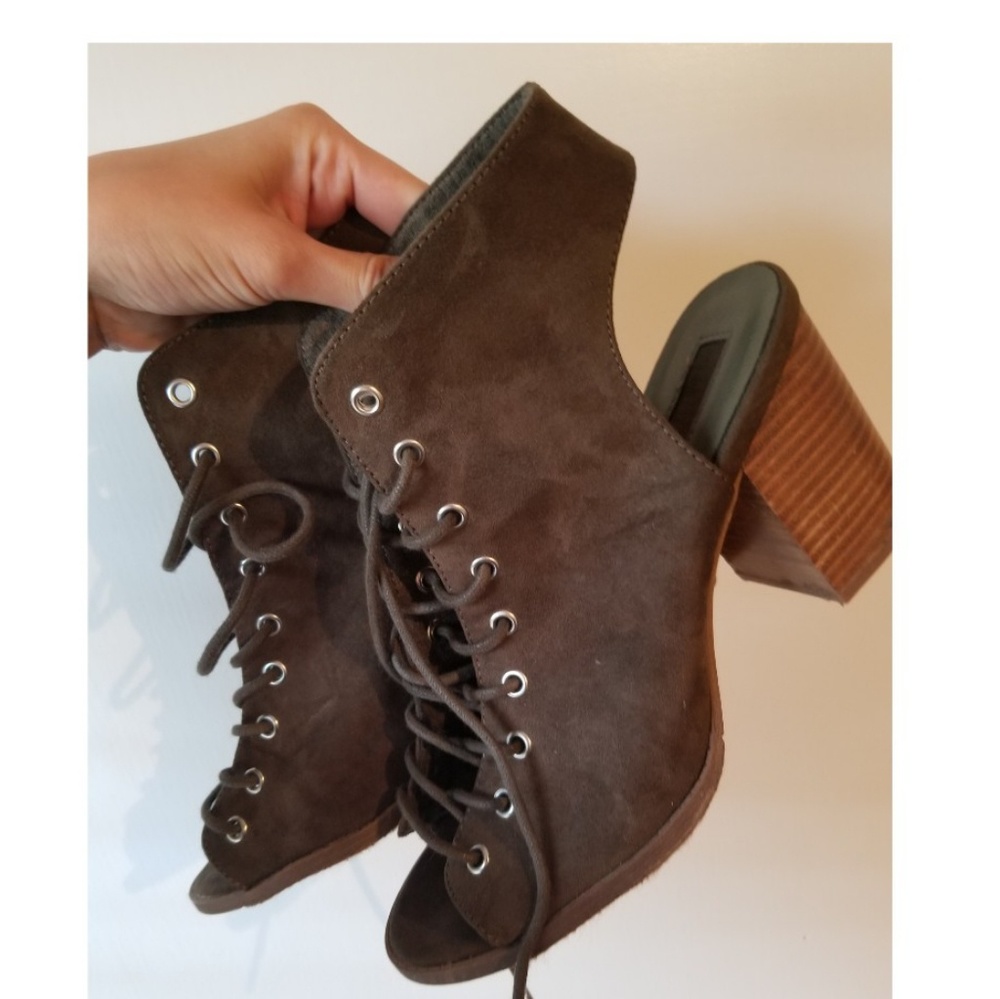 Lace-up Olive heels